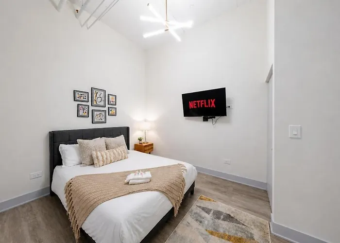 Luxurious 5br Near Mccormick With Pool Table Apartment Chicago