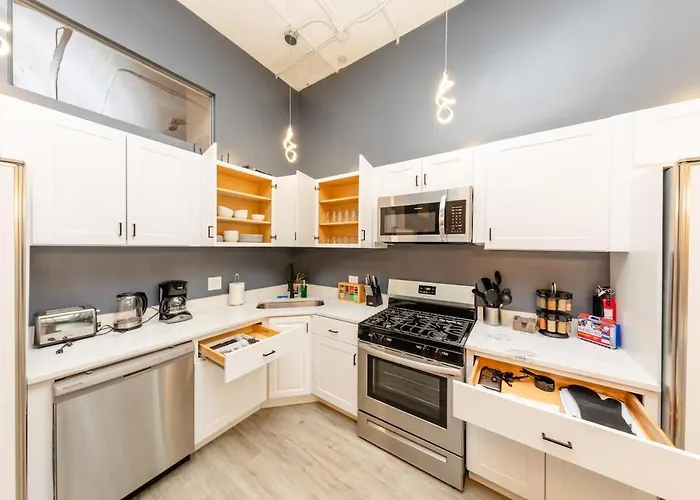 Luxurious 5br Near Mccormick With Pool Table Apartment